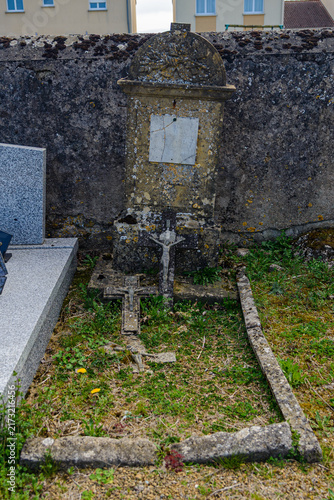 Foto Ancienne tombe abandonnée avec stèle en pierre et crucifix brisés