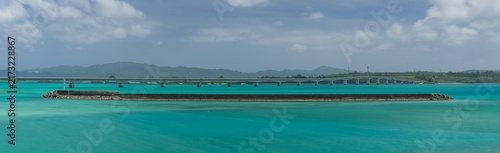 Fototapeta 日本 沖縄県の古宇利大橋と屋我地島を望む青い海と海岸風景