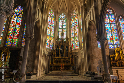 Фотография Maître-autel néogothique et vitraux colorés de église Saint Martin à Roubaix