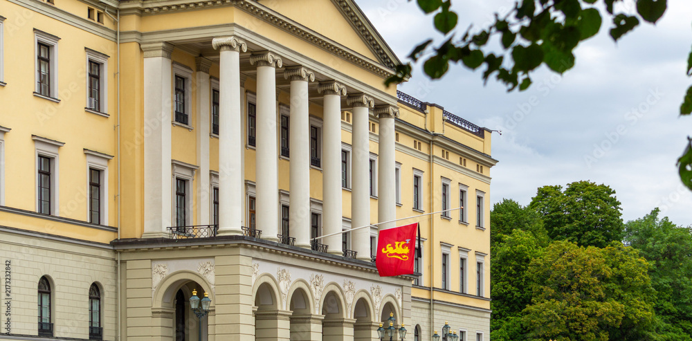Fototapeta premium Royal Palace Oslo and royal standard during national mourning