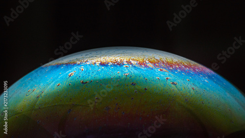 Fotografía Iridescent soap bubble creating colorful abstract patterns