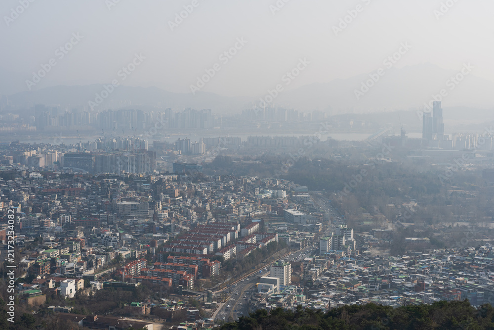 Fototapeta premium Seoul haze over dense riverside cityscape