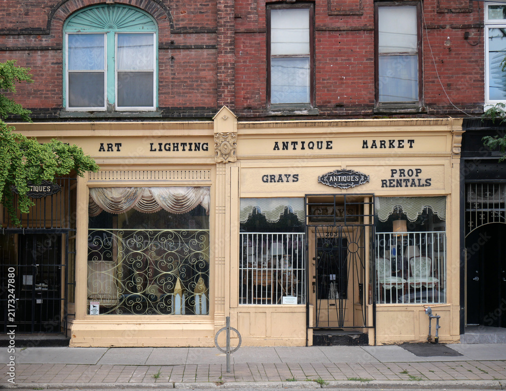 Obraz premium Old building with store selling antiques and renting props for theatrical use