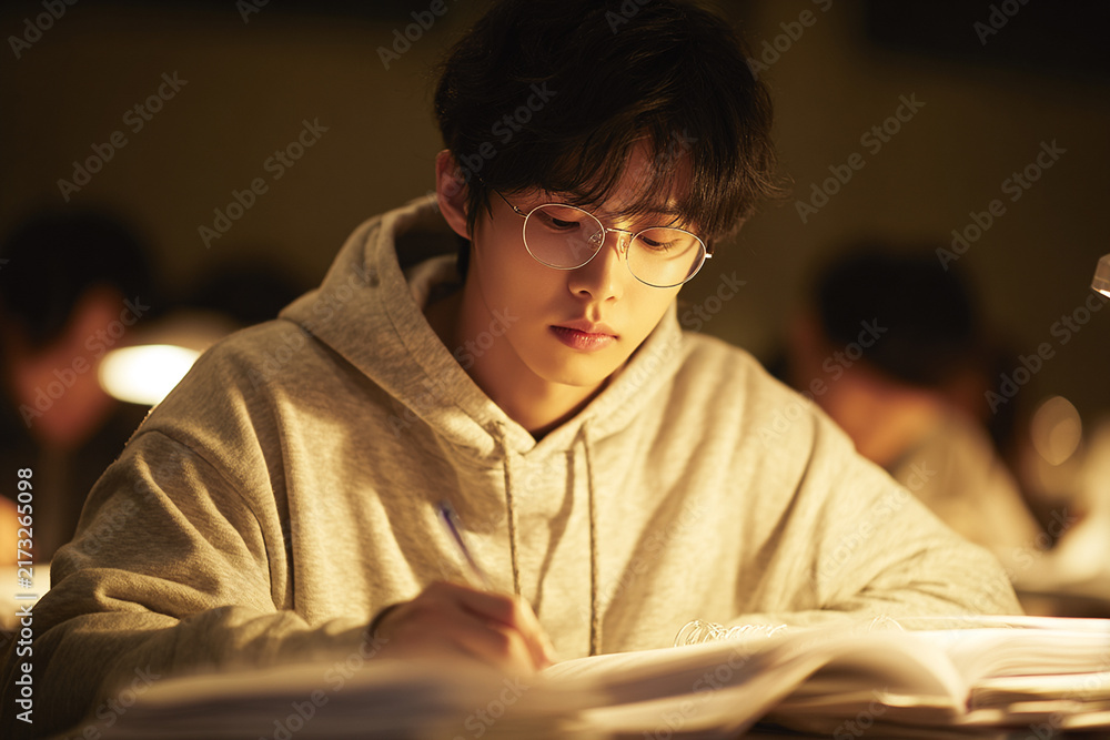 Obraz premium Suneung Exam Preparation Concept with Tired Student in Classroom