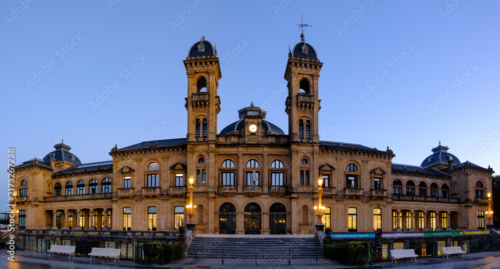 Fototapeta premium Sunrise at Donostia-San Sebastian City Hall in Euskadi
