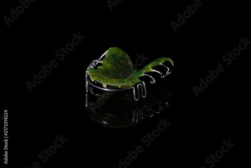 Foto Dentistry tools and models on a black background.