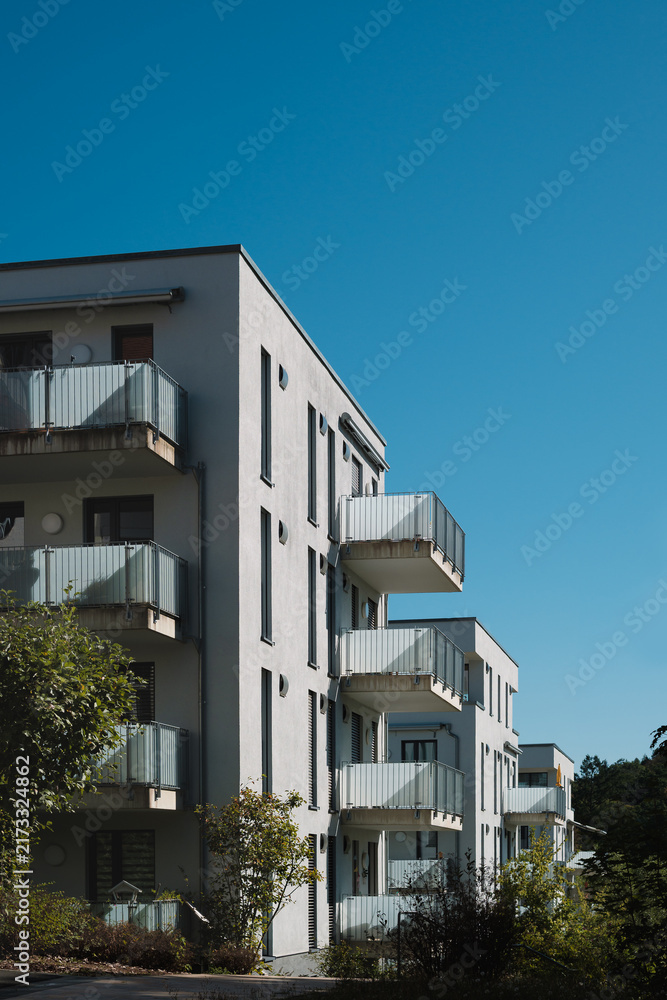 Obraz premium Wohnungen werden viele gebraucht, nicht jeder findet die passende, Balkon am Neubau 