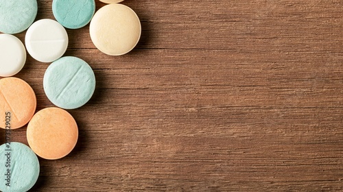 Obraz na płótnie Diverse pills on desk surface