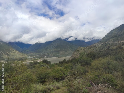 Quadro su tela Wide bend of the Yarlung Tsangpo river flowing through a green mountain valley w