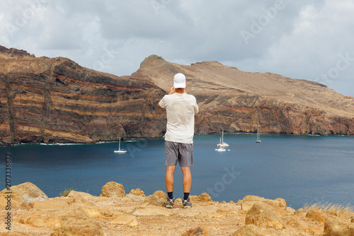 Cuadro en lienzo Randonneur photographiant le paysage côtier de Ponta de São Lourenço à Madère, P