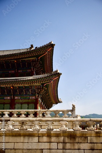 Fotografie Detailed palace roof corner with stone balustrade