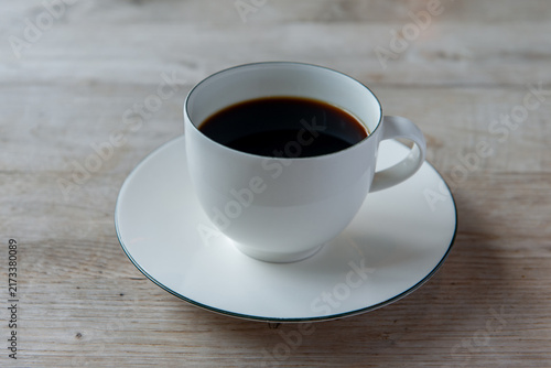 Plakat 白いカップに注がれたホットコーヒー カフェやブレイクタイムのイメージ