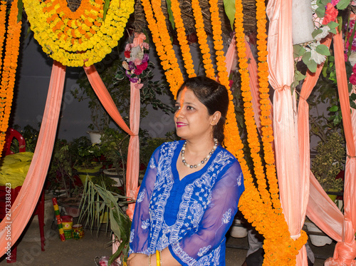 Quadro su tela young married lady with orange sindoor from nose to head, traditional bihari cul