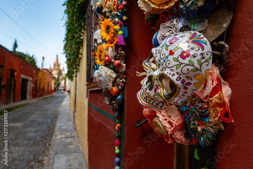 Fotografie A vibrant display of Day of the Dead decorations adorns a building in San Miguel de Allende, Mexico, featuring colorful sugar skulls and flowers, celebrating the lives of deceased loved ones