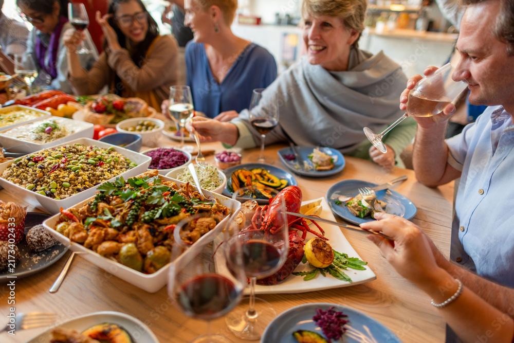 Obraz premium Joyful dinner with diverse friends
