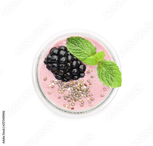Foto Tasty blackberry smoothie with mint and chia seeds in glass isolated on white, t
