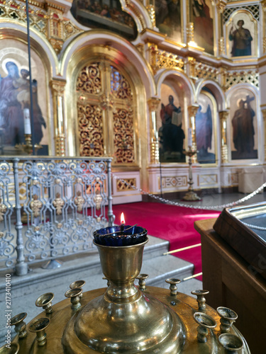Bild auf Leinwand Uspenski Orthodox Cathedral with Golden Iconostasis and Chandelier in Helsinki F