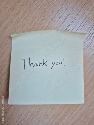 Foto Handwritten thank you message on yellow sticky note