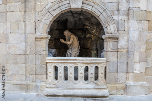 Foto Saint Onuphrius sculpture in grotto, St