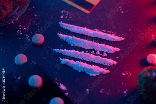 Fotografía Conceptual scene of drugs in a nighttime party setting with cocaine and pills un
