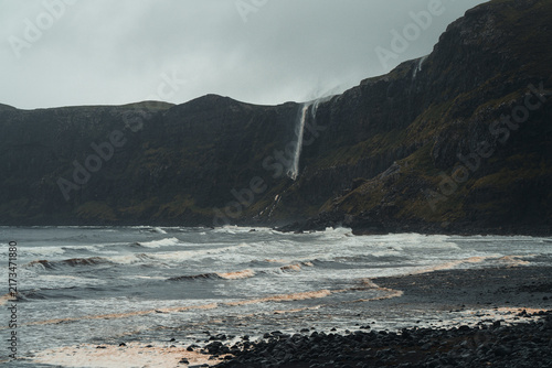 Fotografie Dramatic view of Talisker Bay on the Isle of Skye, featuring a powerful waterfal