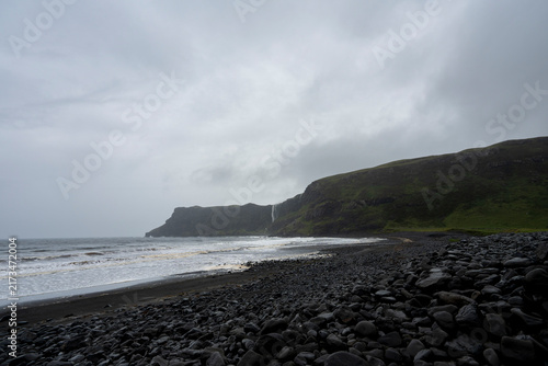 Foto Dramatic view of Talisker Bay on the Isle of Skye, featuring a powerful waterfal