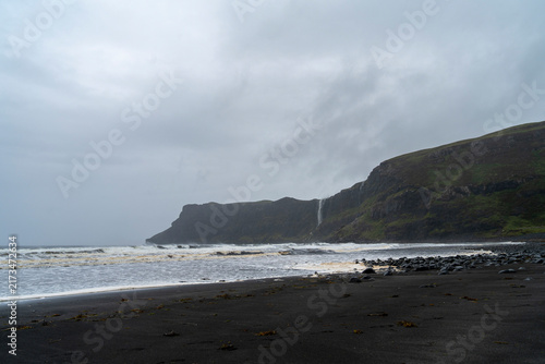 Fotografie Dramatic view of Talisker Bay on the Isle of Skye, featuring a powerful waterfal