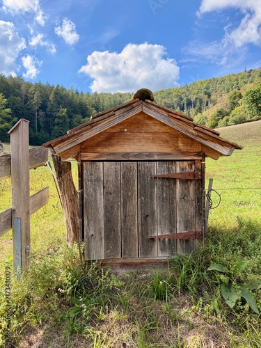 Kleine Holzhütte auf der Wiese.