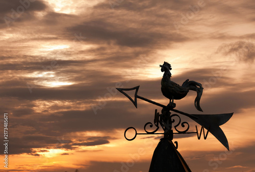 Foto Weathercock silhouette in sunset