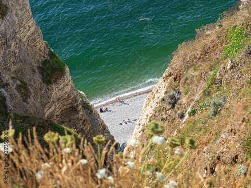 Vista cenital de la playa de arena blanca sobre mar turquesa desde los acantilados de Etretat, viajando por la costa de Normandía en Francia, verano 2022