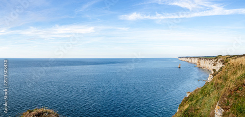 Vista aérea panorámica de los acantilados de Etretat en la costa derecha, sobre un mar azul inmenso en un dia de verano viajando por la Normandía Francesa en verano de 2022