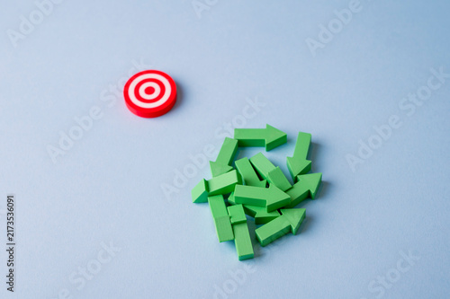 Foto Lack of direction and confusion concept with scattered arrows away from target