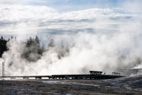 Foto Early morning walk in upper geyser basin and Old Faithful steaming geothermal fe