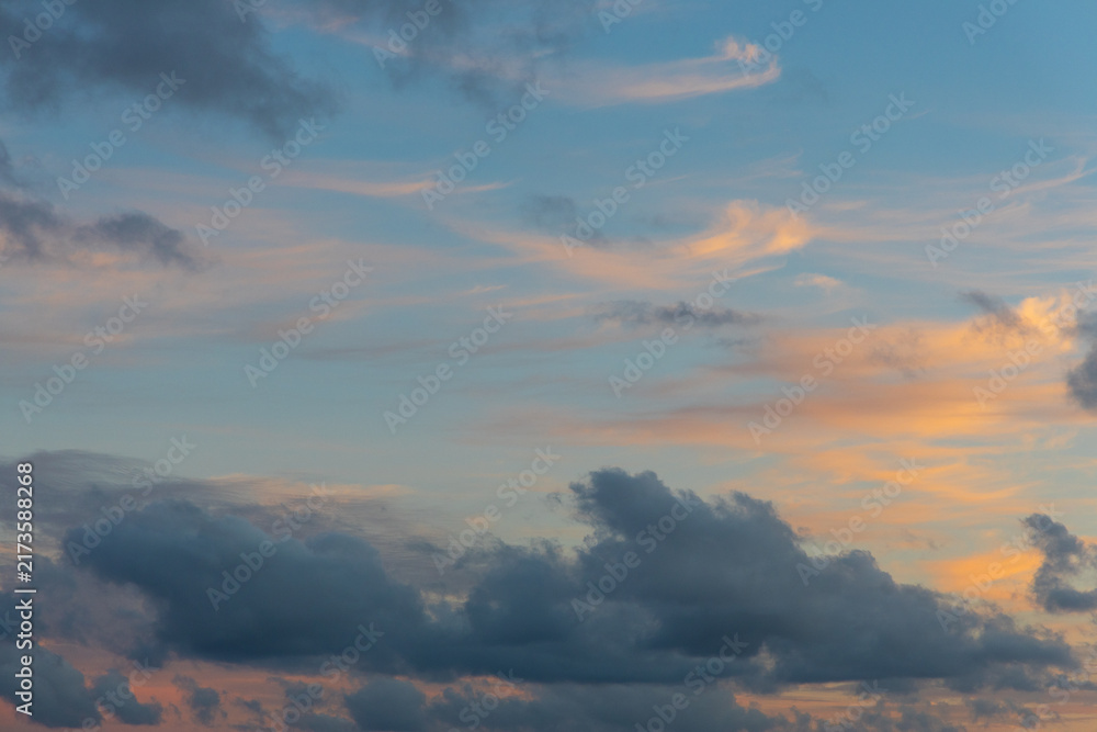 Obraz premium Beautiful view of cloud pattern on the sunset sky.