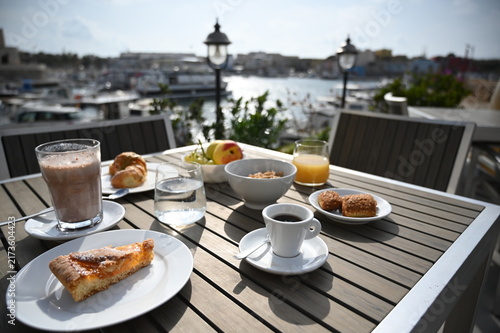 colazione mediterranea su di un tavolo in un porto di mare