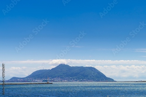 夏の北海道・函館山と函館湾を望む 