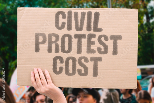 Cuadro en lienzo "Civil protest cost" Peaceful resistance carries personal risk