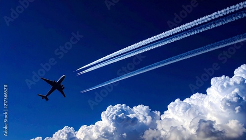 飛行機と雲