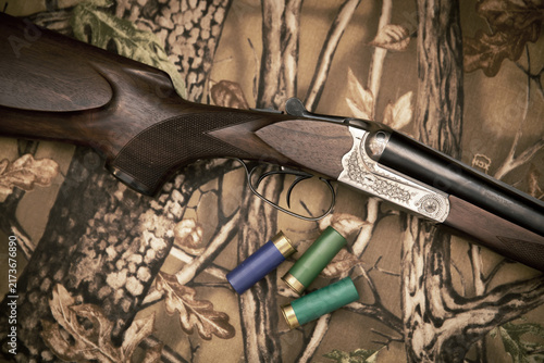 Canvastavla A wooden retro shotgun with shotgun shells