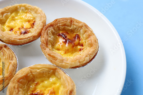 Fotografía Golden egg tarts with caramelized custard filling.