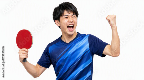 Plakat ポイントを取ってガッツポーズして喜ぶ日本人の卓球選手 白背景