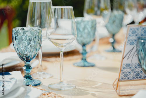 Canvastavla Elegant close-up of transparent wine glasses and decorative tableware arranged on a refined table with a softly blurred background