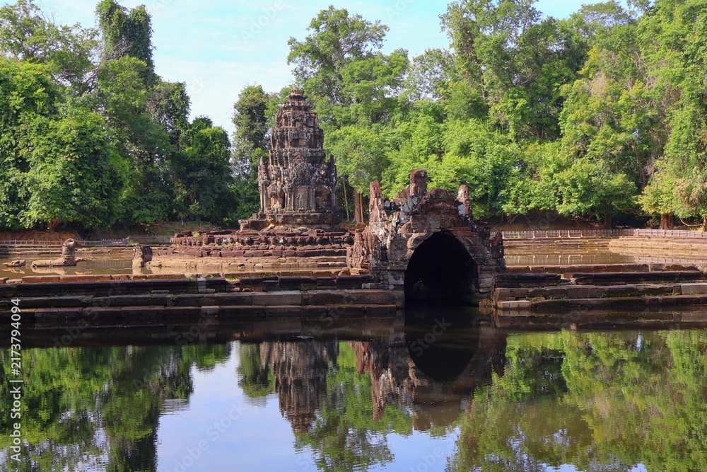 Obraz premium Ancient Neak Pean Temple Sanctuary Reflected in Central Sacred Pond, Siem Reap, Cambodia