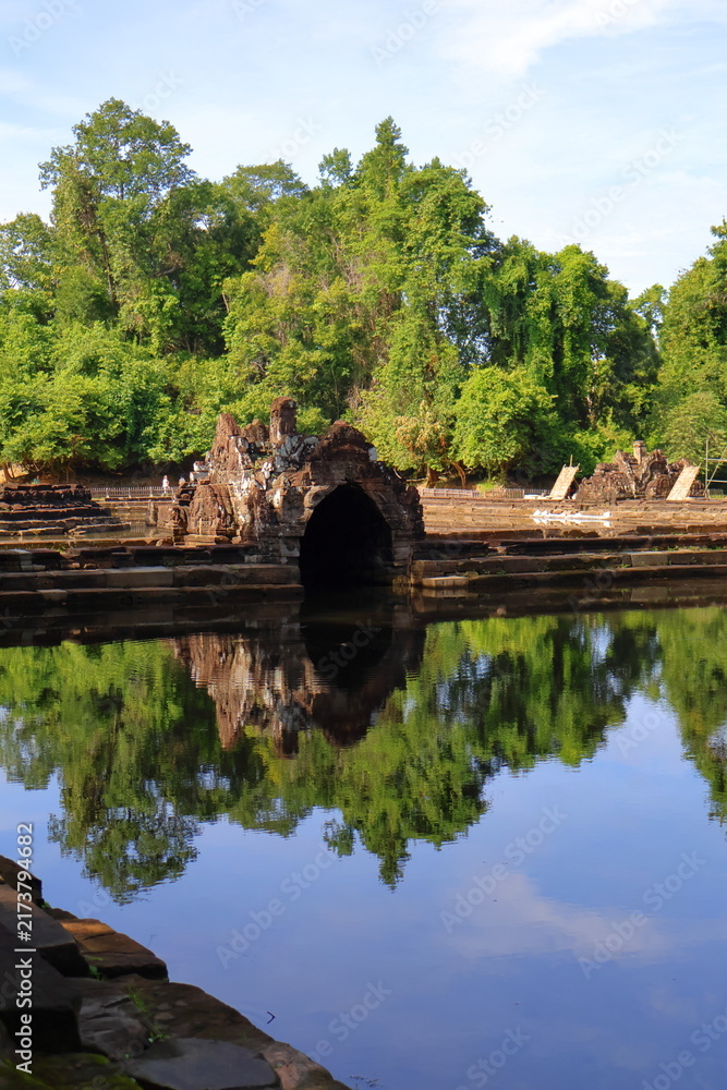 Obraz premium Ancient Neak Pean Temple Sanctuary Reflected in Central Sacred Pond, Siem Reap, Cambodia