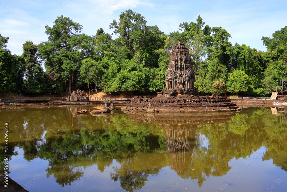 Obraz premium Ancient Neak Pean Temple Sanctuary Reflected in Central Sacred Pond, Siem Reap, Cambodia