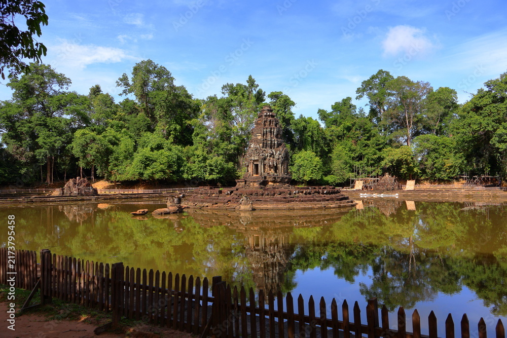 Obraz premium Ancient Neak Pean Temple Sanctuary Reflected in Central Sacred Pond, Siem Reap, Cambodia