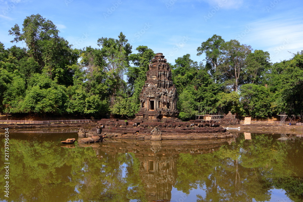 Obraz premium Ancient Neak Pean Temple Sanctuary Reflected in Central Sacred Pond, Siem Reap, Cambodia