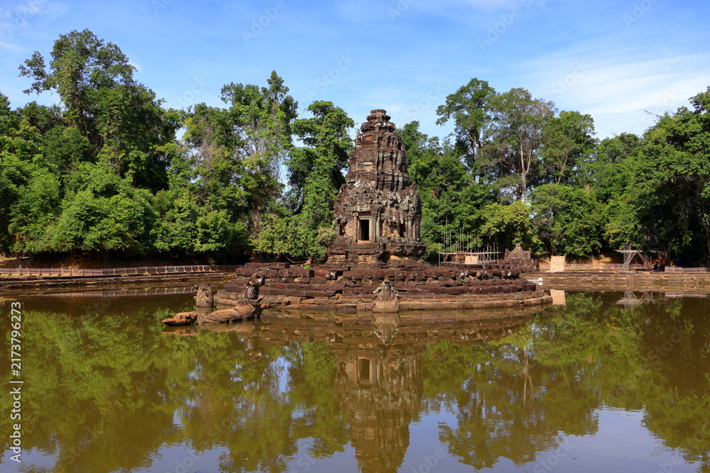Obraz premium Ancient Neak Pean Temple Sanctuary Reflected in Central Sacred Pond, Siem Reap, Cambodia