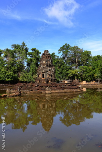 Foto Ancient Neak Pean Temple Sanctuary Reflected in Central Sacred Pond, Siem Reap,