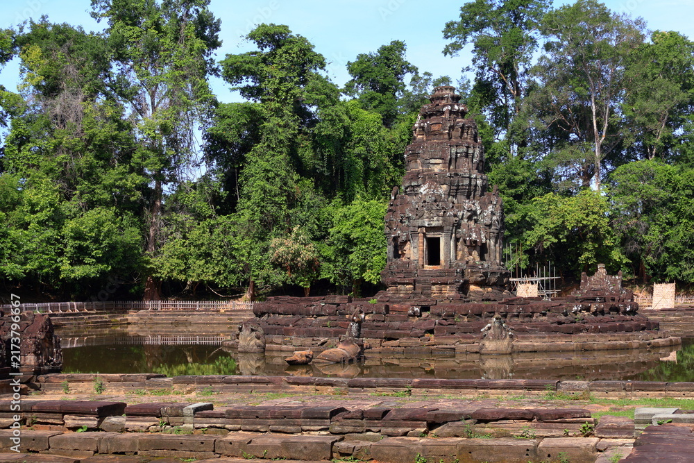 Obraz premium Ancient Neak Pean Temple Sanctuary Reflected in Central Sacred Pond, Siem Reap, Cambodia